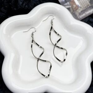 🦙3/$15 NWOT Silver Hollow Spiral Earrings